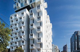 澳大利亚An Apartment Building With Projecting White Steel Balcony Cubes