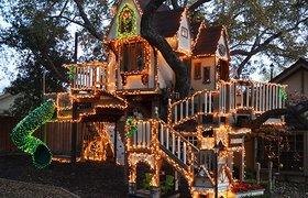 这么精致而可爱的圣诞树屋，谁说非得孩子才能玩耍！