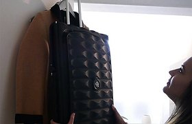 从没见过这样一个行李箱，折叠得如衣服般轻巧悬挂！