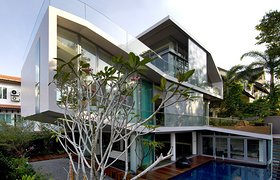 新加坡一宽敞住宅，墙壁面向室外开放，卧室正对绿植