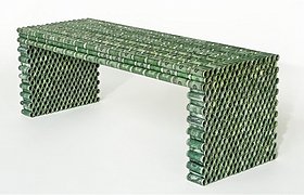 于此长凳来说，金钱和废纸一样，不过是毫无意义的材料