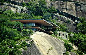 音乐家的木质花岗岩住宅，傲立于东非水坝的岩石上